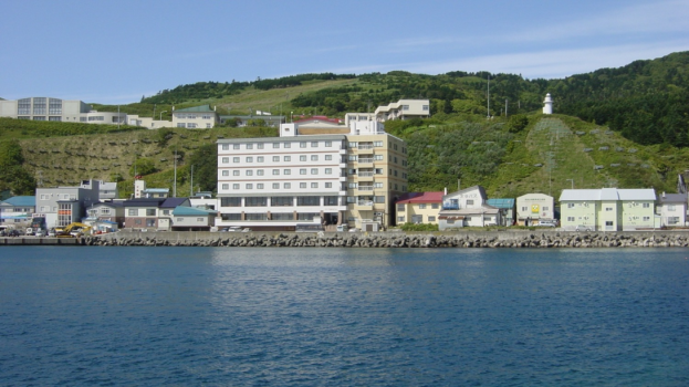 海越しのホテル外観