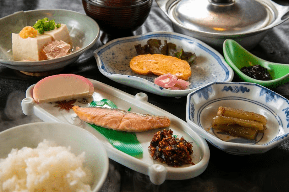 ご朝食一例/小鍋でお出しする貝やアオサのお味噌汁など、島原の食材を活かした朝食です。