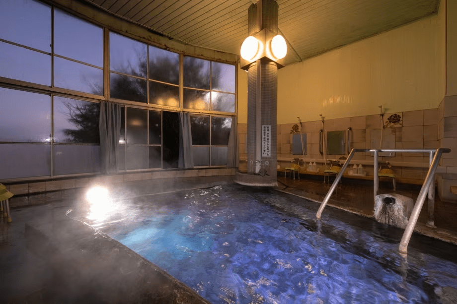 大浴場/100％源泉かけ流しの炭酸泉です。有明海を眺められる展望浴場で、日頃の疲れをお取りください。