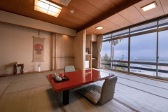 海側和室/ご夫婦からご家族まで足を伸ばしてのんびりとお寛ぎいただける和室です。