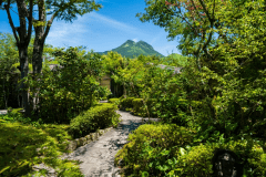 中庭から望む由布岳