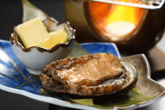 ビュッフェの別料理付き。アワビの踊り焼き付き(一例）