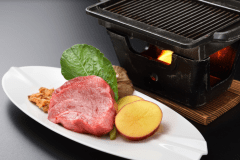 ビュッフェの別料理付き。厚切り牛タンの鉄板焼き(一例）