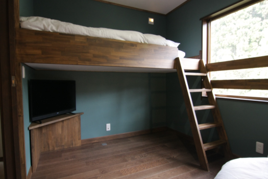 Queen Bed & 2 Loft Bed Roo(Family Room)) Queen Bed & 2 Loft Bed Roo(Family Room))