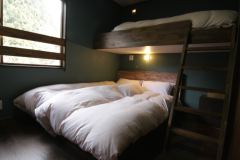 Queen Bed & 2 Loft Bed Roo(Family Room)) Queen Bed & 2 Loft Bed Roo(Family Room))