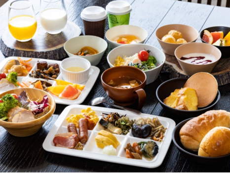 【朝食】阿蘇パノラマバイキング。約50種類のメニューをお楽しみ下さい。天気の良い日はテラス席で♪