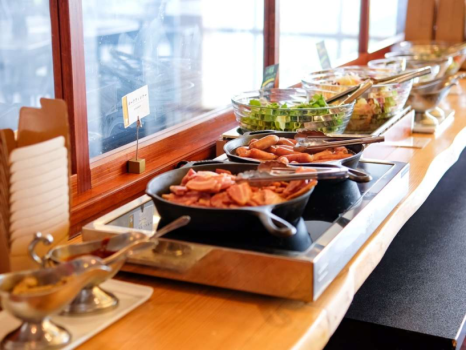 【朝食】阿蘇パノラマバイキング。約50種類のメニューをお楽しみ下さい。天気の良い日はテラス席で♪