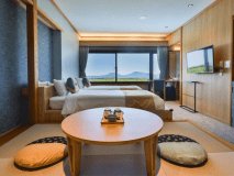 2024.3月リニューアル★【本館】和洋室(阿蘇側)　窓から見える阿蘇五岳の雄大な景色をお楽しみ下さい。