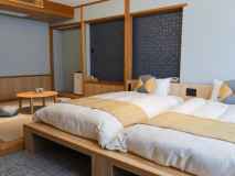 幅広い年齢層に最適なスタンダードな造りの和洋室。ベッド下収納やワークデスクもあり快適な滞在を。