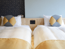 ベッドは地元特産品「小国杉」を採用。美しい木目と木の香りをお楽しみ下さい。