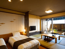 本館1F露天風呂（シャワーカランなし）和洋室　プライベートな温泉でゆっくりと寛げます。(24平米)