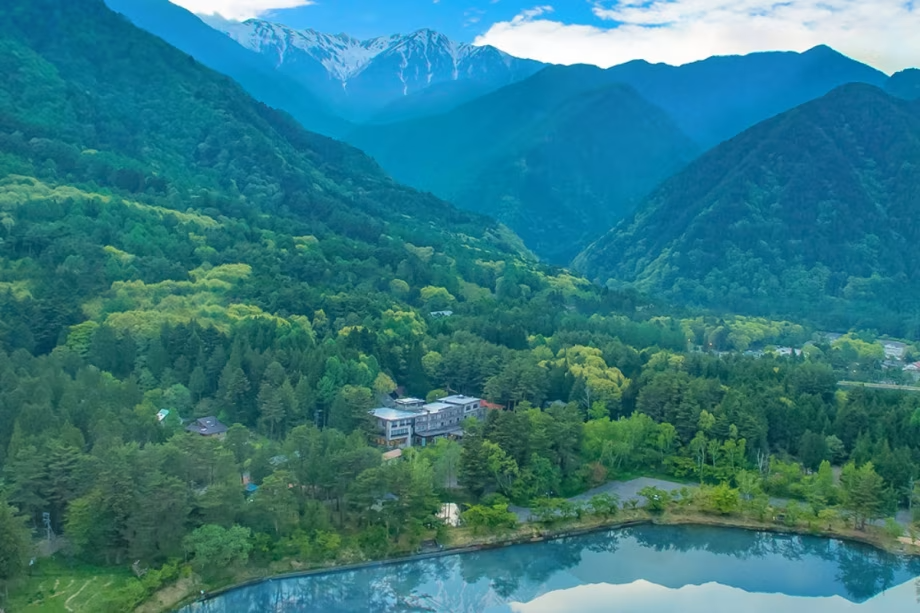 *【外観】アルプス山麓 大沼湖のほとりに佇むすずらん颯。大自然の中で澄んだ空気を胸いっぱいに深呼吸