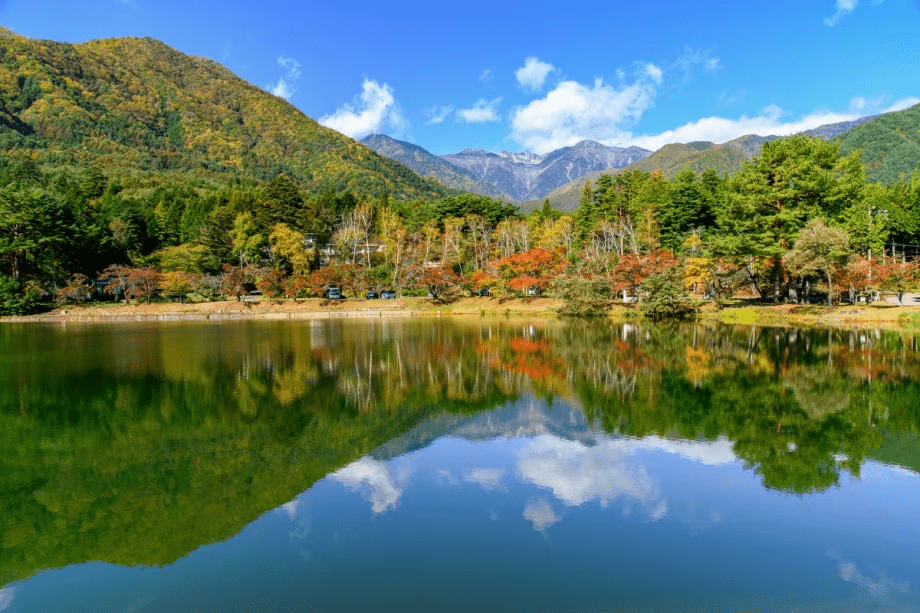 *【外観】紅葉に彩られるアルプス山麓・大沼湖のほとり。澄んだ空気と色づく景色に包まれ、思わず深呼吸