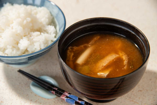 *【朝食一例】大久保醸造の有機味噌と丁寧に引いた出汁が織りなす、深い旨味のこだわりのお味噌汁です