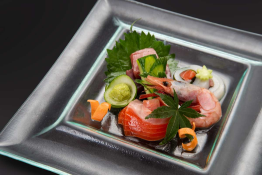 *【ご夕食一例】色鮮やかなお皿には、繊細な味わいの信州サーモン！目で楽み、舌で味わう一皿です