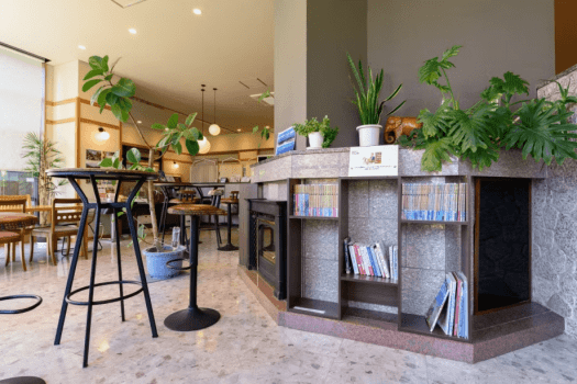 *【ロビー】自然光あふれる開放的なロビーで、心休まる滞在をお楽しみください