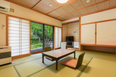 *【眺望なし/和室10畳】眺望をのぞめないためリーズナブルな、湖畔とは【反対側】の10畳の和室です