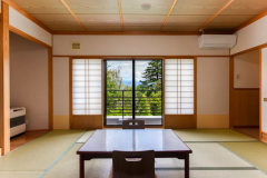 *【FORESTview湖畔側/和室10畳】やわらかな木漏れ日がさしこむ、スタンダードタイプの客室