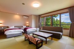 *【FORESTview湖畔側/和洋室】畳のお部屋にベッドを配置した、14畳のゆったりとした和洋室