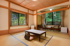 *【眺望なし・森林側/和室8畳】湖畔とは【反対側】の8畳+広縁の和室。窓の外には雑木林が広がります