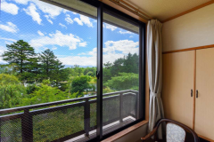 *【LAKE＆FORESTview湖畔側/和室8畳】窓の向こうに大沼湖をのぞむ、自然に囲まれたお部屋