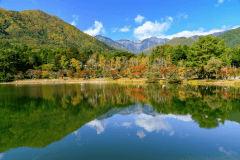 *【外観】紅葉に彩られるアルプス山麓・大沼湖のほとり。澄んだ空気と色づく景色に包まれ、思わず深呼吸