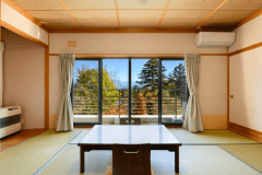 *【FORESTview湖畔側/和室10畳】秋頃の眺望一例、標高差のある駒ヶ根は長く紅葉を楽しめます