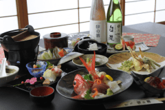 地元の野菜や魚介類をたっぷり使った会席料理。
季節折々の「食」をお楽しみください！