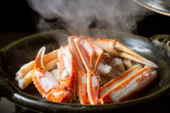 重たい陶器の陶板で蟹の旨味と水分を逃がさないように、一気に蒸し焼き致します。
焼きたて熱々を是非、そのままお召し上がりください‼