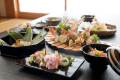 地元の野菜や魚介類をたっぷり使った会席料理。
季節折々の「食」をお楽しみください！
