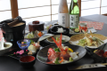 地元の野菜や魚介類をたっぷり使った会席料理。
季節折々の「食」をお楽しみください！