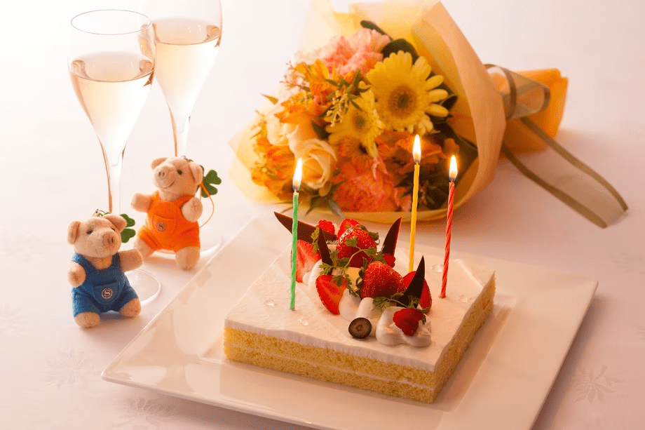 記念日を華やかに彩るアイテム。バースデーや結婚記念日など、特別な日をお祝いする祝泊はいかがでしょうか