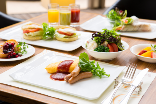 ふわふわオムレツやフレンチトーストのライブクッキング、地元契約農家直送の新鮮野菜が人気の朝食ブッフェ