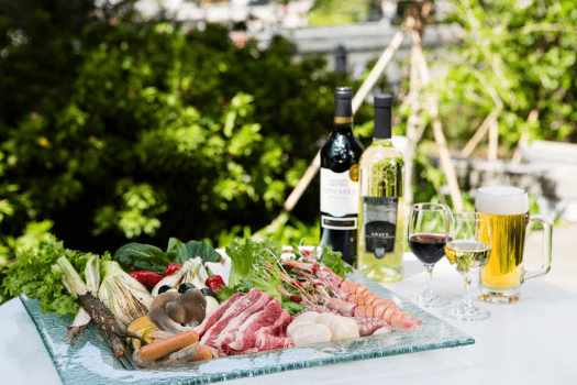 テラスレストラン「ガーデンカフェ」のウッドデッキ・テラスでバーベキュー（イメージ）