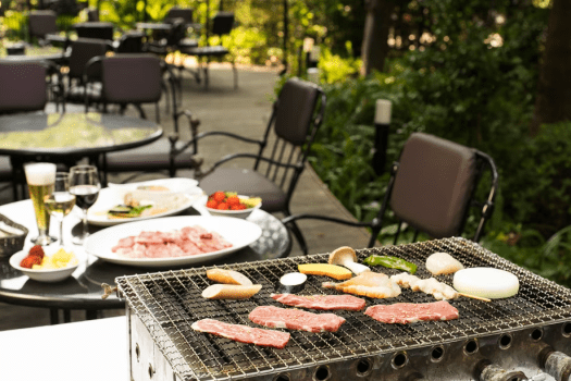 テラスレストラン「ガーデンカフェ」のウッドデッキ・テラスでバーベキュー（イメージ）