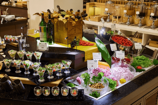 地元農家直送の新鮮野菜を瀬戸内の鮮魚やこだわりの肉料理などと共に味わえる目にも鮮やかなバイキング