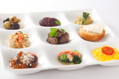 地元農家直送の新鮮野菜を瀬戸内の鮮魚やこだわりの肉料理などと共に味わえる目にも鮮やかなバイキング