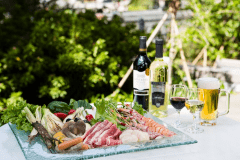 テラスレストラン「ガーデンカフェ」のウッドデッキ・テラスでバーベキュー（イメージ）