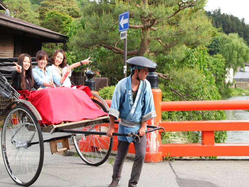 【観光人力車】に乗って、優雅に町を巡ることもできます。料金は15分間で4,000円～。