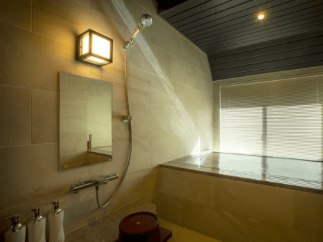 [203 HOTEI] Please relax in the half-open-air bath while feeling the Takayama town air.