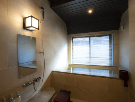 [202 SHAKKYO] A half-open-air bath with bright light. Please open the window and feel the air of Takayama town.