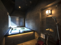 ■luxuryスイート‐陣屋JINYA‐■二面に開く窓が、風通しのよさと開放感をもたらす半露天風呂。