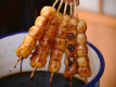 Hida Takayama's famous “Midarashi Dango”. The soy sauce-flavored dumplings are charred to a golden brown and have an appetizing aroma.