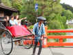 You can also take a ride on a “sightseeing rickshaw” and tour the town in elegance. The fare is from 4,000 yen for 15 minutes.