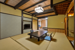 【離れ】日本庭園側-平家- 和室と洋室～温泉内風呂付客室～