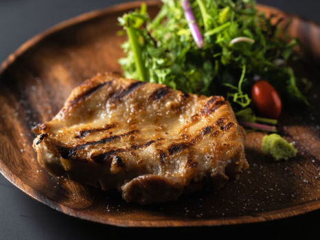 2食付き＜ポーク＆チキン合い盛りグリル＞美味しいグリル料理と、湯の花舞う源泉掛け流し温泉を楽しむ旅