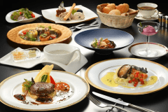 地元産のブランド牛「毬姫牛」のヒレステーキとアワビと八戸産魚介のポアレ