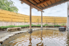 天然温泉「さわ里の湯」露天風呂。7種類のお風呂＋ドライサウナを完備