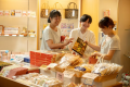 売店ではお土産の他、お酒のおつまみやホテルオリジナル商品などを販売しております。