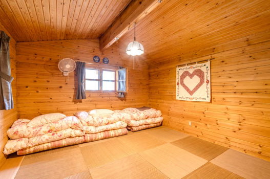 【北欧気分で森の休日】ファインカットが美しい北欧ログハウス｜フィンランドスタンダード｜専用BBQデッキ付き【宿泊のみ】